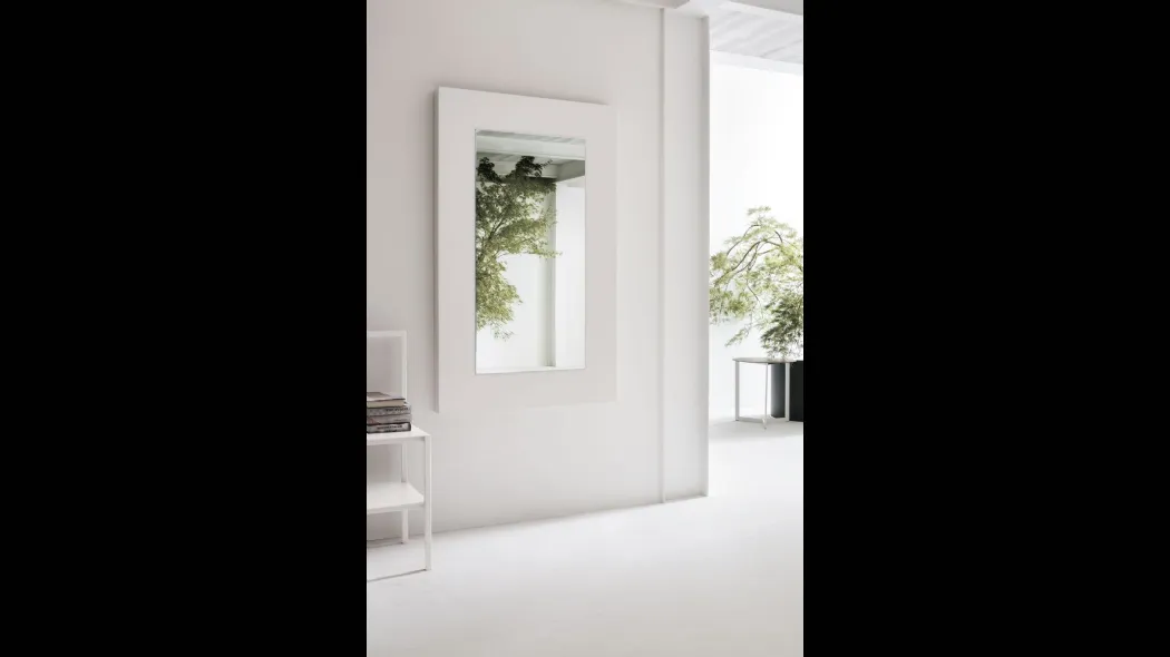 Specchio Dolcevita con cornice in legno laccato poro aperto bianco gesso di Tomasella