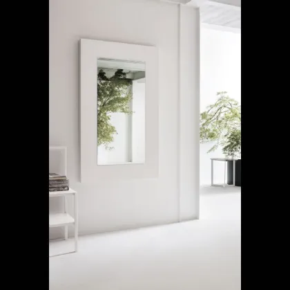 Specchio Dolcevita con cornice in legno laccato poro aperto bianco gesso di Tomasella