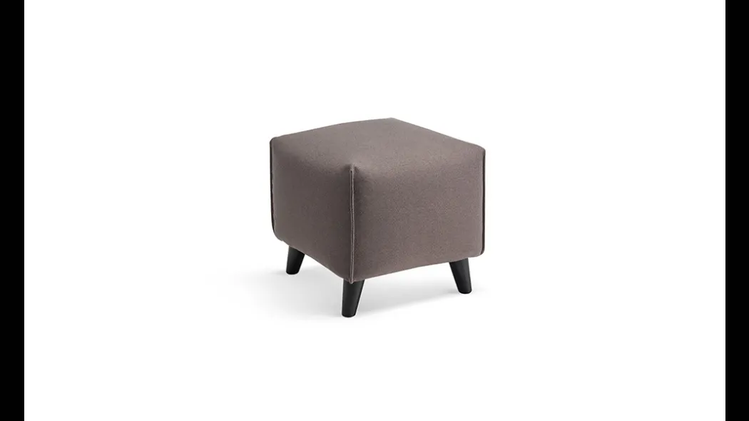 Pouf in tessuto di forma cubica con piedini in legno Iris di Rosini Night