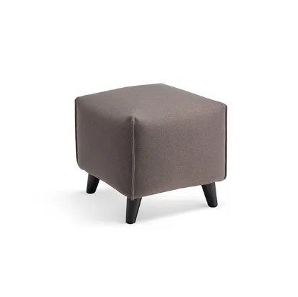 Pouf in tessuto di forma cubica con piedini in legno Iris di Rosini Night