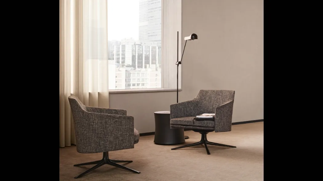 Poltroncina Stanford in tessuto con basamento girevole in nickel brown lucido di Poliform